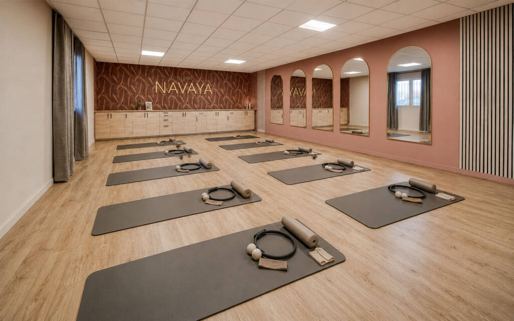 salle de pilates au sol climatisé lumineux